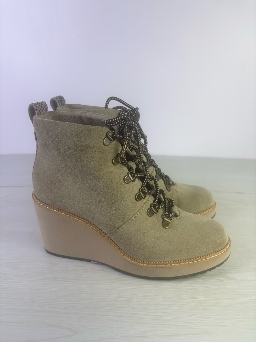 TOMS Womens Melrose Nubuck Ankle Wedgei Booties - size 8